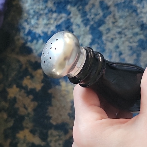 5 For 25.00/Avon set of 2 Salt n Pepper Shakers - Picture 2 of 3